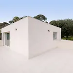 Californienne D'exception Avec Piscine Rouge A Villa Antibes