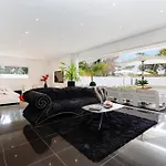 Californienne D'exception Avec Piscine Rouge A Antibes