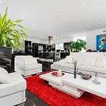 Californienne D'exception Avec Piscine Rouge A Villa *