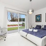 Californienne D'exception Avec Piscine Rouge A Villa Antibes