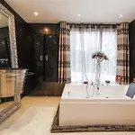 Californienne D'exception Avec Piscine Rouge A * Antibes