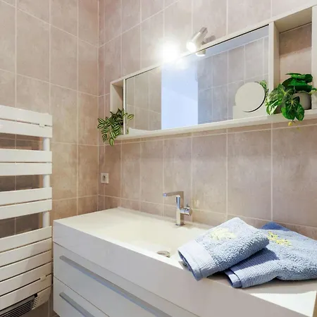 Californienne D’exception Avec Piscine Rouge à * Antibes