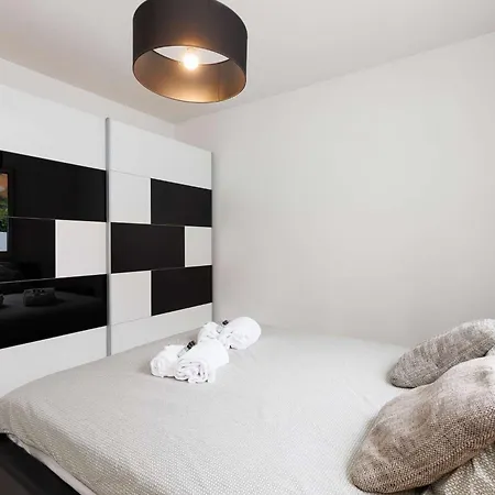 Californienne D’exception Avec Piscine Rouge à Villa