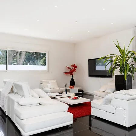 Californienne D'exception Avec Piscine Rouge A *