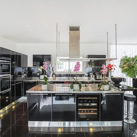 Californienne D'exception Avec Piscine Rouge A Villa