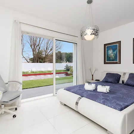 Californienne D'exception Avec Piscine Rouge A Villa Antibes