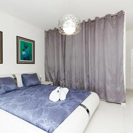 Californienne D'exception Avec Piscine Rouge A 昂蒂布