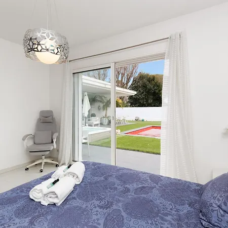 Californienne D'exception Avec Piscine Rouge A