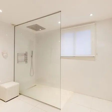 Villa Californienne D'exception Avec Piscine Rouge A Antibes