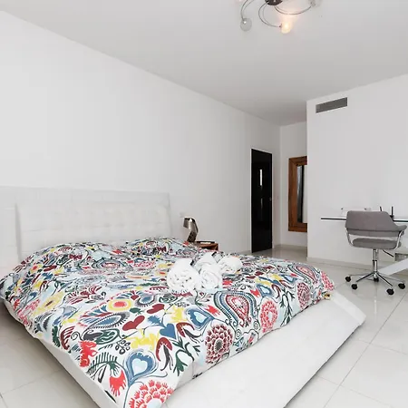 Villa Californienne D'exception Avec Piscine Rouge A