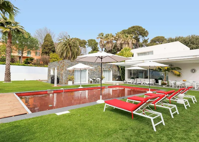 Californienne D'exception Avec Piscine Rouge A *