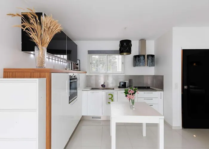 Californienne D’exception Avec Piscine Rouge à Villa Antibes