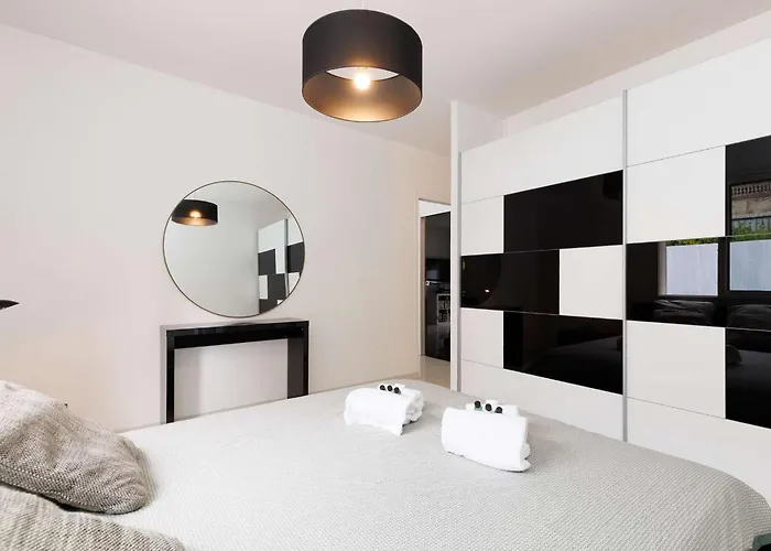 Californienne D'exception Avec Piscine Rouge A