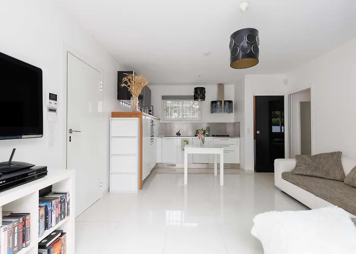 Californienne D’exception Avec Piscine Rouge à *