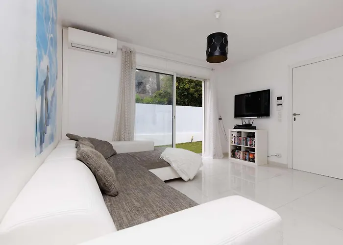 Californienne D'exception Avec Piscine Rouge A Villa Antibes