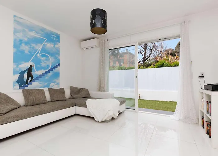 Californienne D'exception Avec Piscine Rouge A *