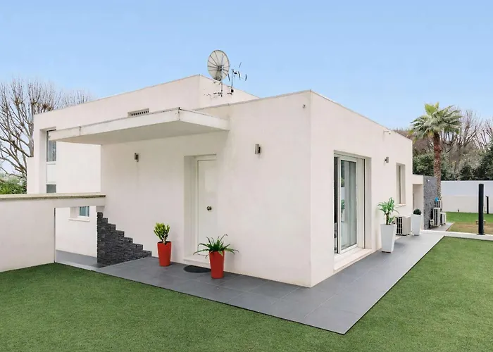 Californienne D’exception Avec Piscine Rouge à Villa Antibes