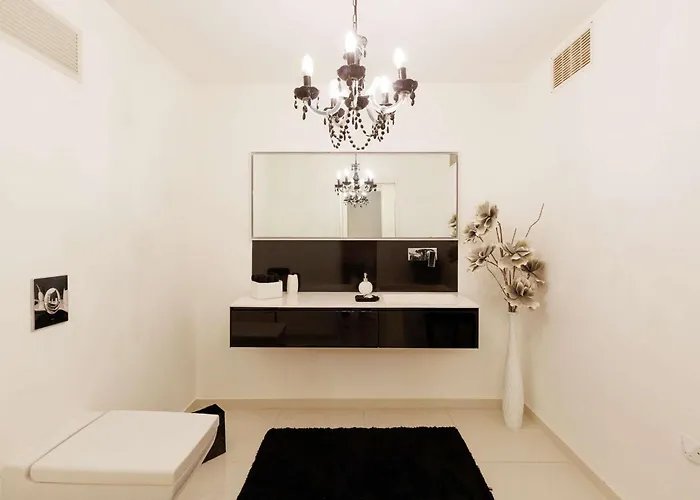 Californienne D'exception Avec Piscine Rouge A Villa Antibes