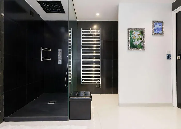 Californienne D’exception Avec Piscine Rouge à *