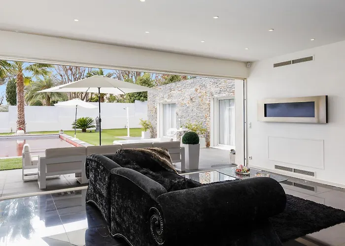 Californienne D’exception Avec Piscine Rouge à * Antibes