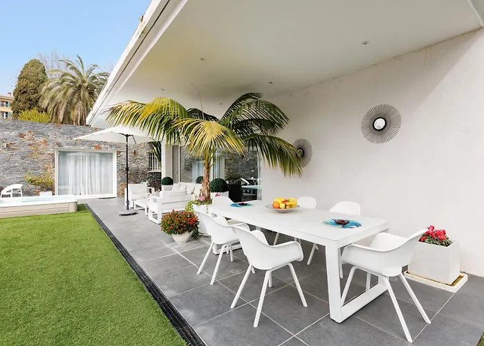 Villa Californienne D’exception Avec Piscine Rouge à Antibes