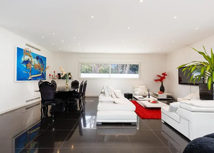 Californienne D’exception Avec Piscine Rouge à Villa Antibes