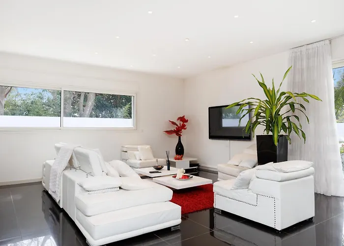 Californienne D'exception Avec Piscine Rouge A *