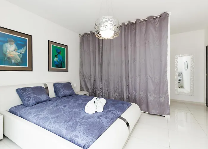 Californienne D’exception Avec Piscine Rouge à Antibes