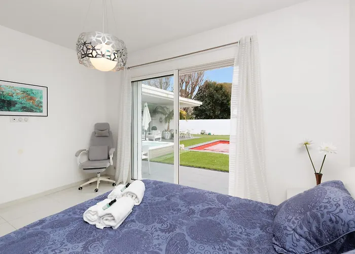 Californienne D'exception Avec Piscine Rouge A