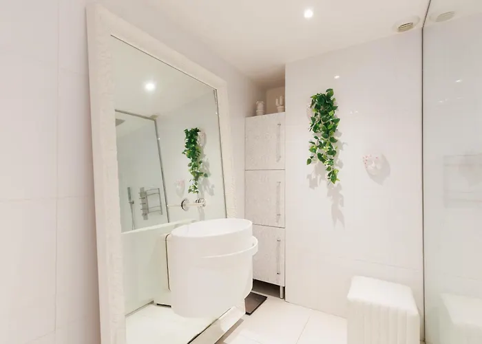 Californienne D’exception Avec Piscine Rouge à *