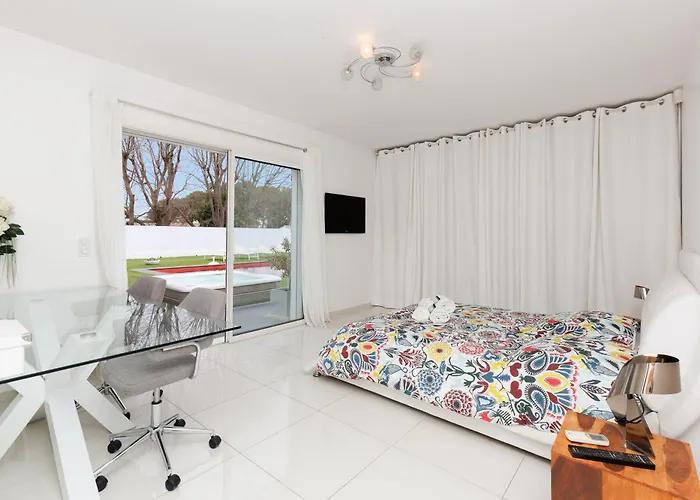 Californienne D’exception Avec Piscine Rouge à Antibes