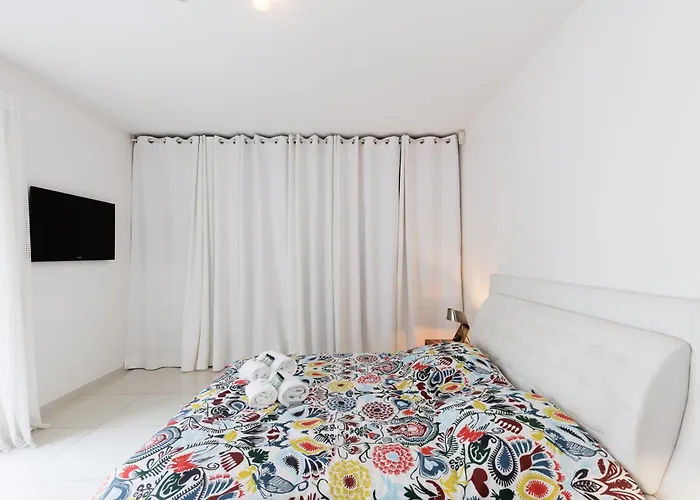 Villa Californienne D’exception Avec Piscine Rouge à Antibes