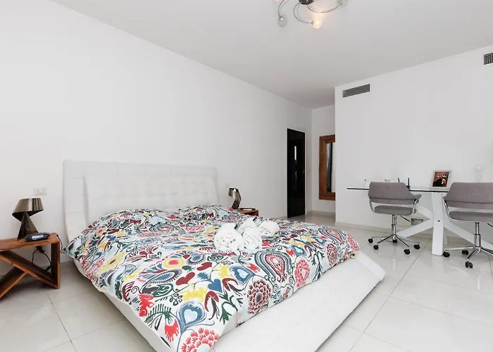 Villa Californienne D'exception Avec Piscine Rouge A