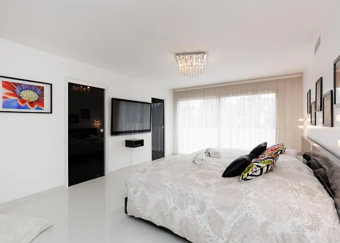 Villa Californienne D’exception Avec Piscine Rouge à Antibes