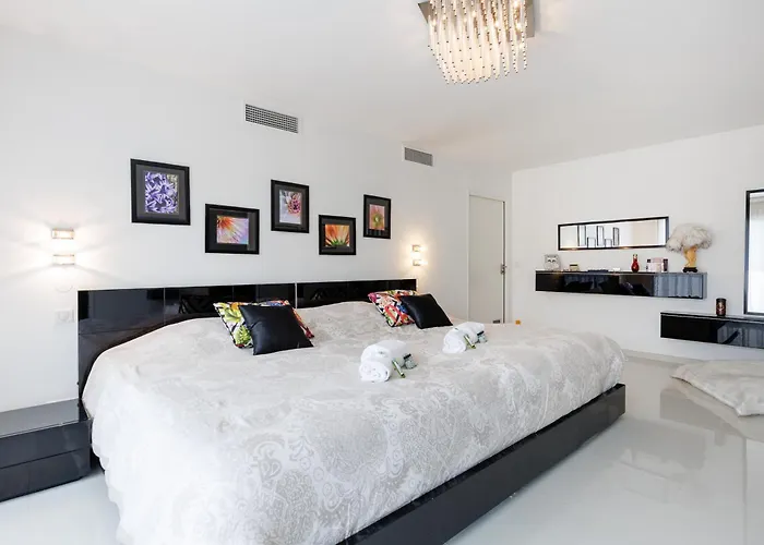 Villa Californienne D'exception Avec Piscine Rouge A