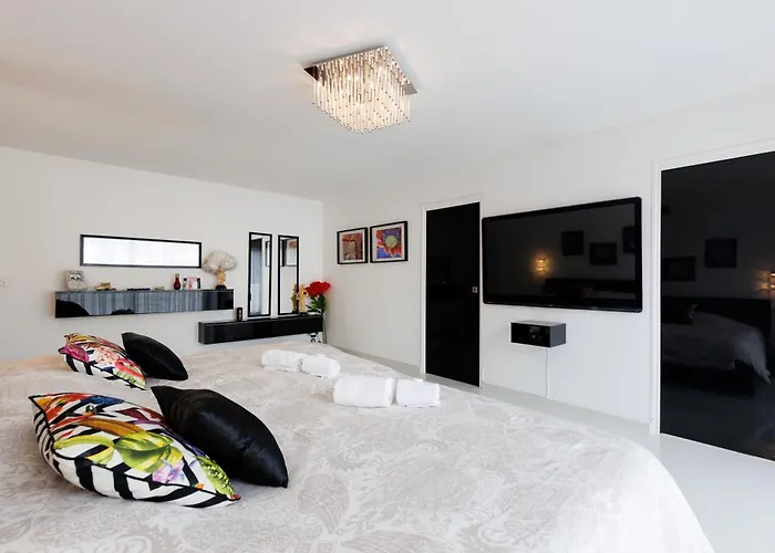 Californienne D'exception Avec Piscine Rouge A 昂蒂布