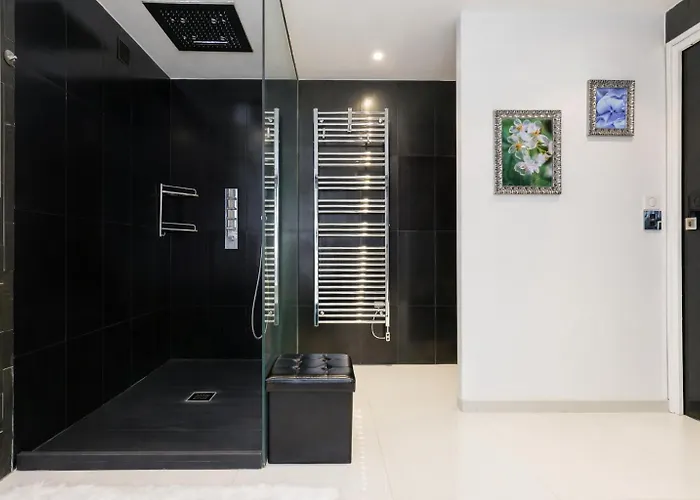 Villa Californienne D'exception Avec Piscine Rouge A Antibes