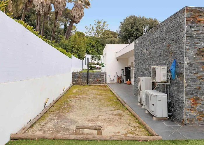 Californienne D’exception Avec Piscine Rouge à Villa